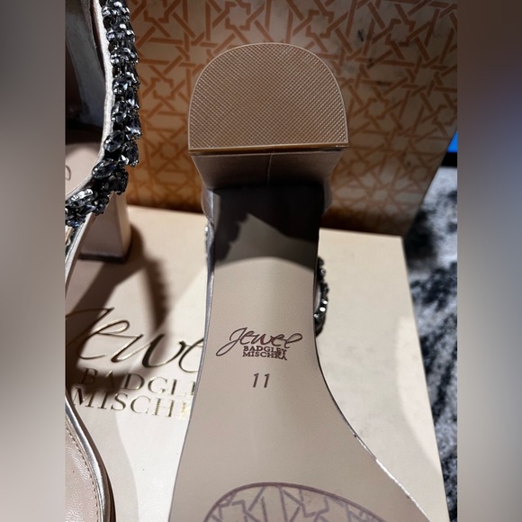 NIB Badgley Mischka Jewel shows. Size 11 - Picture 9 of 11